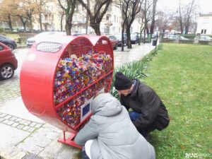 Jaś Walos z nakrętkami od PANS w Głogowie