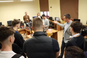 Erasmus Open Day: pokaz w Laboratorium Internetu Rzeczy i Przemysłu 5.0