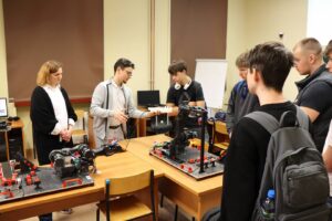 Erasmus Open Day: pokaz w Laboratorium Internetu Rzeczy i Przemysłu 5.0