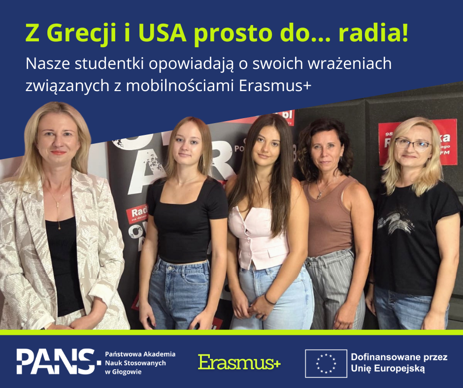 Grafika z niebieskim tłem: na górze zielony napis: Z Grecji i USA prosto do... radia!..., tuż pod nim biały napis: Nasze studentki opowiadają o swoich wrażeniach związanych z mobilnościami Erasmus+, w centralnej części: trzy studentki pozują razem z mgr Anną Akielaszek-Witczak i mgr Katarzyną Prałat-Idzik na w radiowym studiu; na dole logotypy: kolejno od lewej: PANS w Głogowie, Erasmus+ oraz Dofinansowane przez Unię Europejską
