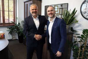 Rektor PANS w Głogowie: dr Jarosław Hermaszewski i przedstawiciel Pulse of Mind: Mindaugas Latisenka podają sobie dłonie w Biurze Rektora.