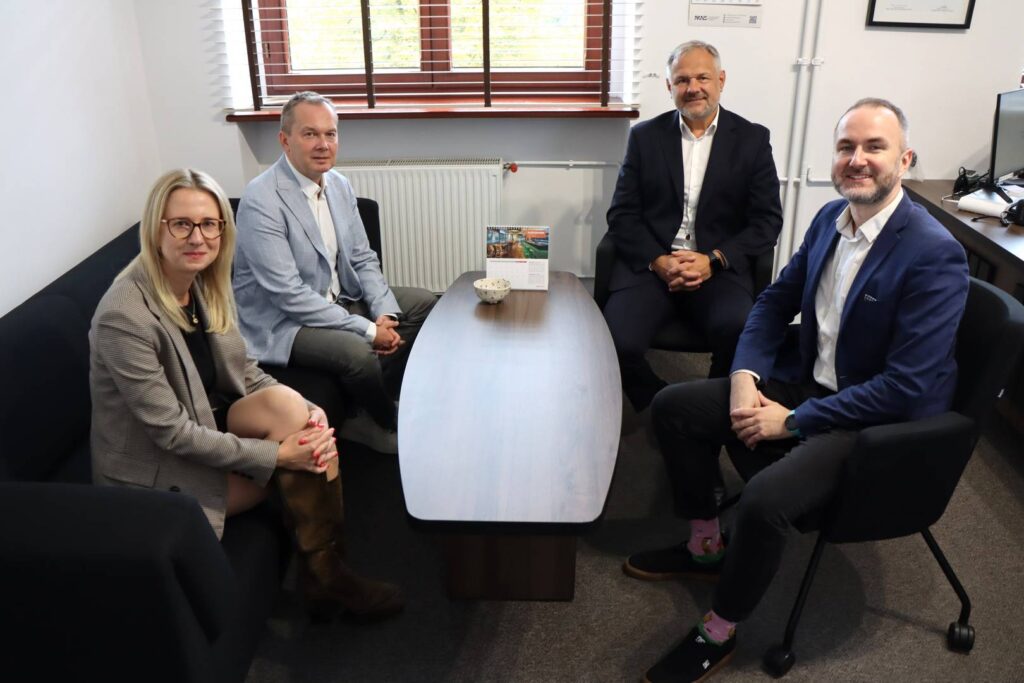 Rektor PANS w Głogowie: dr Jarosław Hermaszewski, przedstawiciel Pulse of Mind: Mindaugas Latisenka, prof. dr hab. inż. Marcin Witczak – Prorektor ds. Nauki i Internacjonalizacji i mgr Anna Akielaszek-Witczak – Uczelniany Koordynator Programu Erasmus+, przy stole, podczas rozmowy w Biurze Rektora.