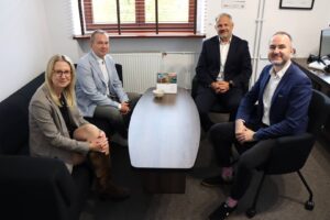 Rektor PANS w Głogowie: dr Jarosław Hermaszewski, przedstawiciel Pulse of Mind: Mindaugas Latisenka, prof. dr hab. inż. Marcin Witczak – Prorektor ds. Nauki i Internacjonalizacji i mgr Anna Akielaszek-Witczak – Uczelniany Koordynator Programu Erasmus+, przy stole, podczas rozmowy w Biurze Rektora.
