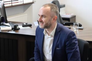Przedstawiciel Pulse of Mind: Mindaugas Latisenka podczas rozmowy w Biurze Rektora.