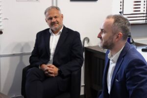 Rektor PANS w Głogowie: dr Jarosław Hermaszewski i przedstawiciel Pulse of Mind: Mindaugas Latisenka podczas rozmowy w Biurze Rektora.