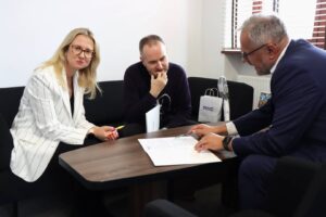 Rektor PANS w Głogowie: dr Jarosław Hermaszewski, przedstawiciel Pulse of Mind: Mindaugas Latisenka i mgr Anna Akielaszek-Witczak – Uczelniany Koordynator Programu Erasmus+, przy stole, podczas rozmowy w Biurze Rektora.