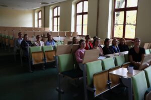 Pracownicy siedzący w auli.