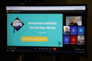 Ekran z prezentacją American Institute for Foreign Study podczas spotkania online Erasmus+.