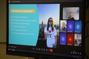 Slajd prezentacji o programie Camp America wyświetlany podczas spotkania Erasmus+ online.