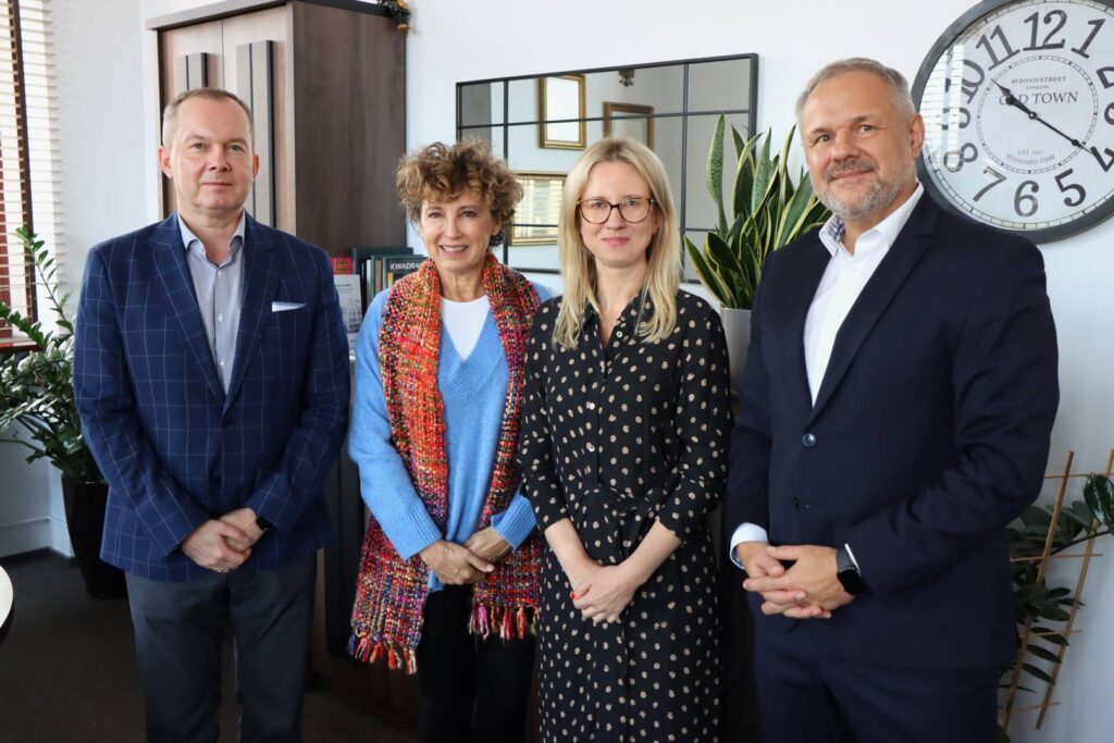 Rektor dr Jarosław Hermaszewski, Prorektor ds. Nauki i Internacjonalizacji prof. dr hab. inż. Marcin Witczak, Uczelniany Koordynator Erasmus+ mgr Anna Akielaszek - Witczak i przedstawicielka Tenefife Job Training, p. Marivi Gracia