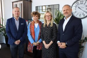 Rektor dr Jarosław Hermaszewski, Prorektor ds. Nauki i Internacjonalizacji prof. dr hab. inż. Marcin Witczak, Uczelniany Koordynator Erasmus+ mgr Anna Akielaszek - Witczak i przedstawicielka Tenefife Job Training, p. Marivi Gracia