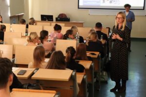 Mgr Anna Akielaszek - Witczak i p. Marivi Gracia podczas spotkania ze studentami i pracownikami