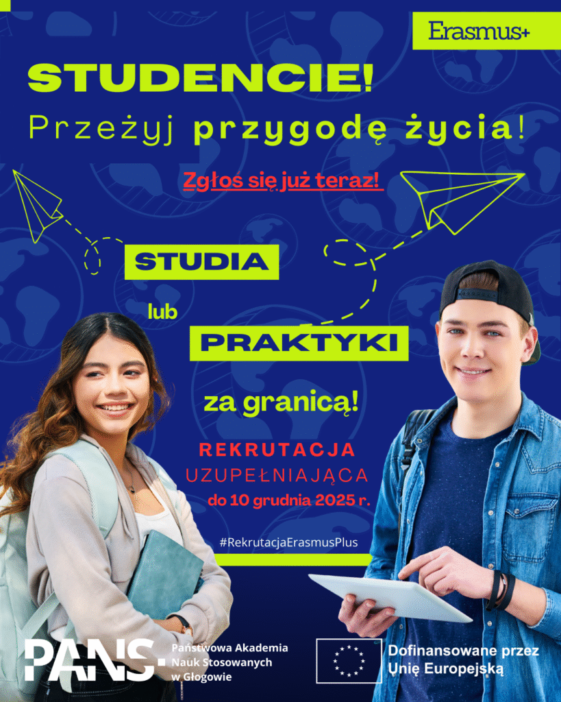 Plakat informacyjny programu Erasmus+ zachęcający studentów do udziału w rekrutacji uzupełniającej na studia lub praktyki za granicą. Na granatowym tle z motywami globu znajdują się hasła promocyjne oraz terminy. Po lewej stronie uśmiechnięta studentka z plecakiem i teczką, po prawej student trzymający tablet. Widoczne są logotypy Erasmus+, PANS w Głogowie oraz Unii Europejskiej.
