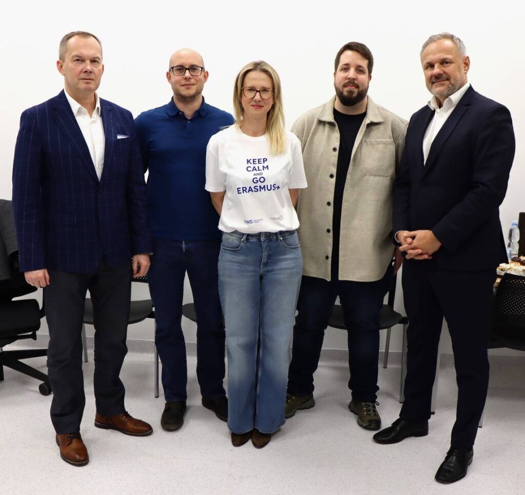 Na zdjęciu: Rektor dr Jarosław Hermaszewski, Prorektor ds. Nauki i Internacjonalizacji prof. dr hab. inż. Marcin Witczak, Koordynator Biura Współpracy z Zagranicą i Uczelniany Koordynator Erasmus+ mgr Anna Akielaszek-Witczak wraz z gośćmi: prof. Damiano Rotondo i doktorem Adrianem Ruizem Royo