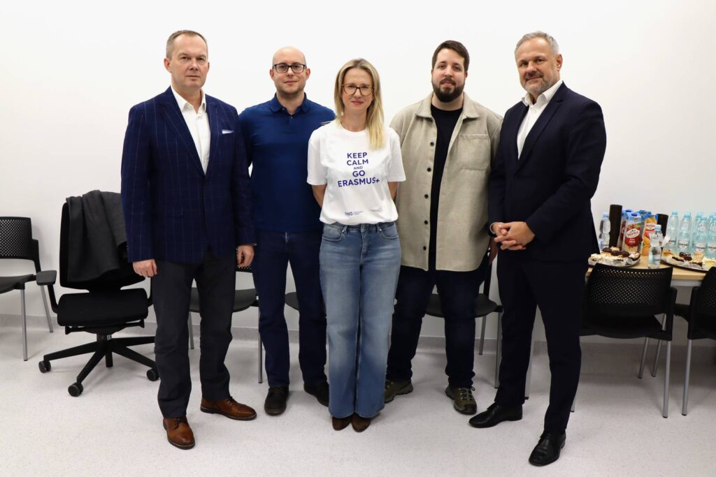 Na zdjęciu: Rektor dr Jarosław Hermaszewski, Prorektor ds. Nauki i Internacjonalizacji prof. dr hab. inż. Marcin Witczak, Koordynator Biura Współpracy z Zagranicą i Uczelniany Koordynator Erasmus+ mgr Anna Akielaszek-Witczak wraz z gośćmi: prof. Damiano Rotondo i doktorem Adrianem Ruizem Royo