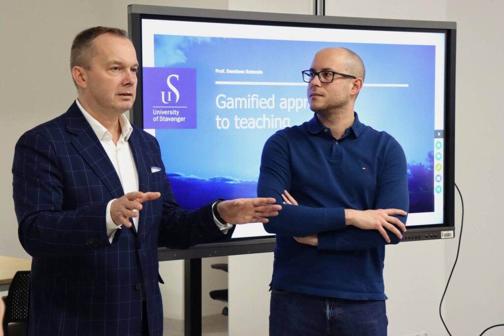 Prorektor ds. Nauki i Internacjonalizacji prof. dr hab. inż. Marcin Witczak i prof. Damiano Rotondo
