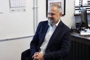Rektor dr Jarosław Hermaszewski w swoim gabinecie.