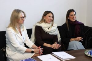 Mgr Anna Akielaszek-Witczak, Raquel Castillo Cobos i Natalia Hernandez Rivero podczas spotkania w gabinecie Rektora.