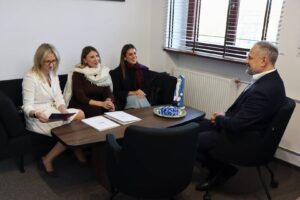 Mgr Anna Akielaszek-Witczak, Raquel Castillo Cobos i Natalia Hernandez Rivero podczas spotkania z Rektorem, dr. Jarosławem, Hermaszewskim.