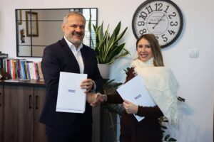 Raquel Castillo Cobos i Rektor dr Jarosław Hermaszewski z podpisanymi porozumieniami.