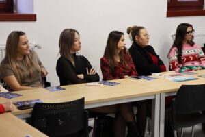 Spotkanie ze studentami i pracownikami: studenci w ławkach.