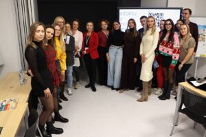 Spotkanie ze studentami i pracownikami: zdjęcie grupowe uczestników spotkania.