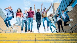 Grupa międzynarodowych studentów podczas mobilności w programie Erasmus+