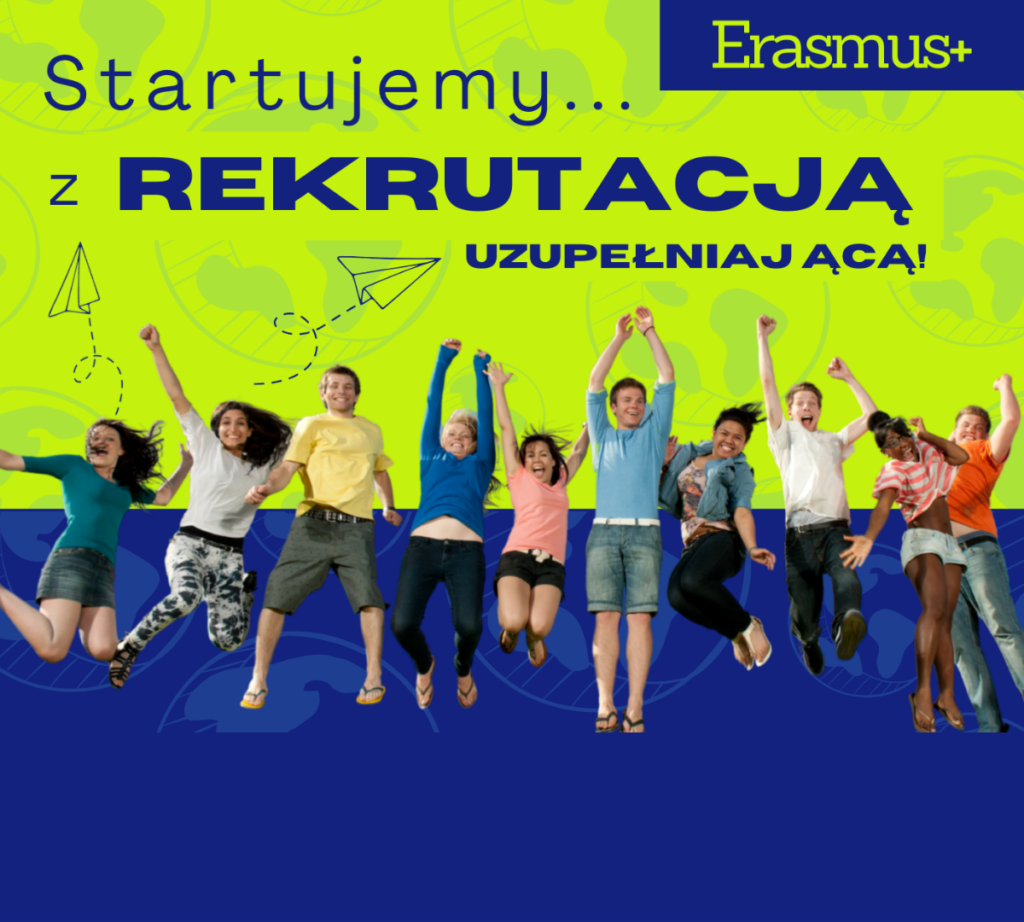 Rekrutacja uzupełniająca Erasmus+ – grupa młodych ludzi skaczących z radości na tle grafiki promocyjnej
