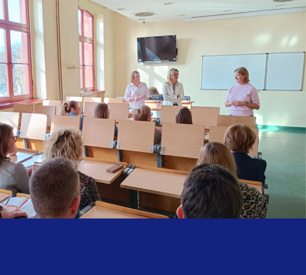 Spotkanie informacyjne w sali wykładowej – prowadzące rozmawiają z pracownikami