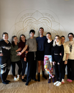 Grupa studentów i pracowników po zajęciach jogi Erasmus+