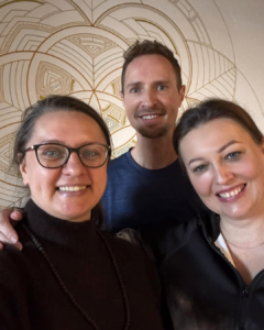 Uczestnicy mobilności Erasmus+ – wspólne zdjęcie z ekspertem zagranicznym