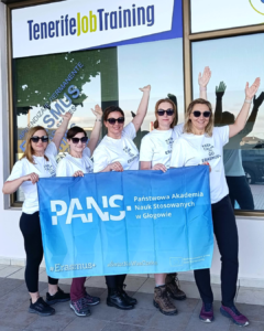 Pracownice PANS w Głogowie podczas mobilności Erasmus+ na Teneryfie przed siedzibą Tenerife Job Training
