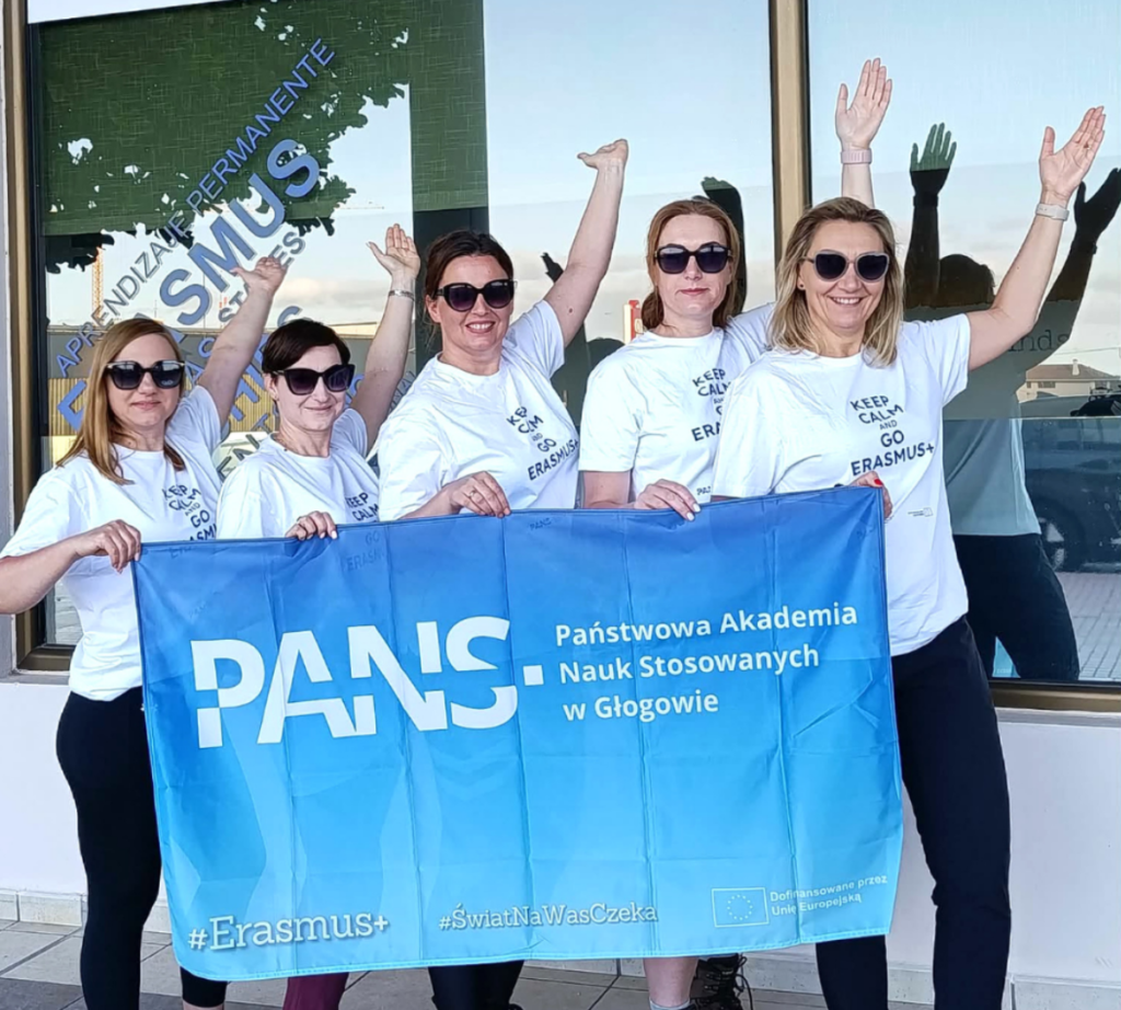 Pracownice PANS w Głogowie podczas mobilności Erasmus+ na Teneryfie przed siedzibą Tenerife Job Training