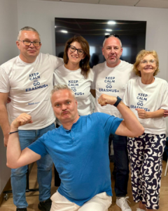 Uczestnicy szkolenia Erasmus+ w Maladze podczas zajęć z trenerem wystąpień publicznych Vytautasem Kontrimasem.