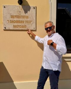 Rektor PANS w Głogowie przed budynkiem rektoratu Uniwersytetu 1 Decembrie 1918 w Alba Iulia.