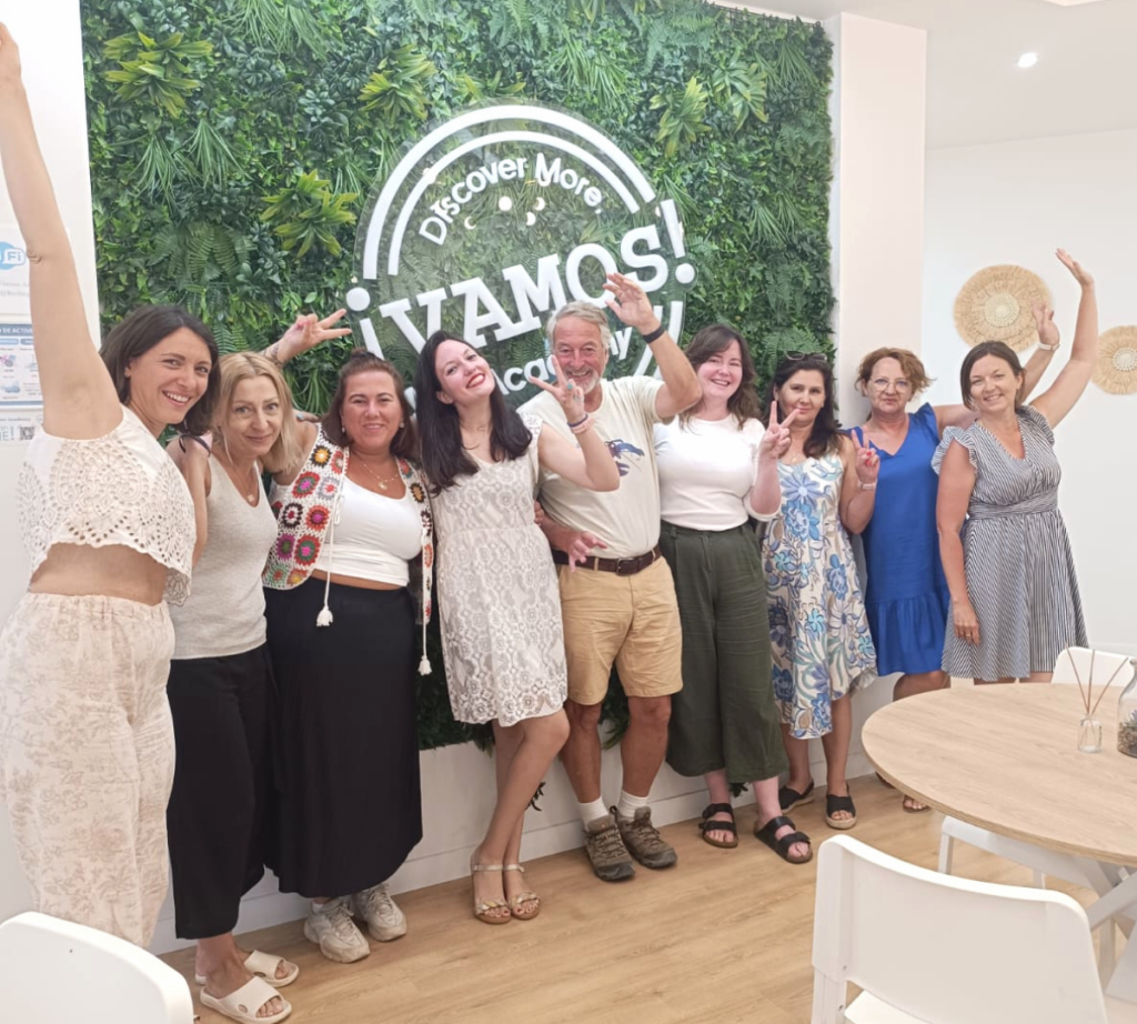 Uczestnicy międzynarodowego szkolenia Erasmus+ w Vamos Academy Málaga podczas wspólnego spotkania integracyjnego.
