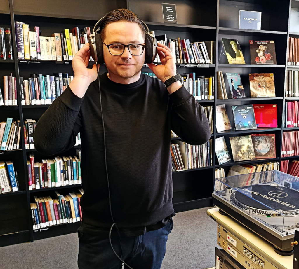 Uczestnik mobilności Erasmus+ w przestrzeni bibliotecznej podczas wizyty studyjnej w Wilnie.