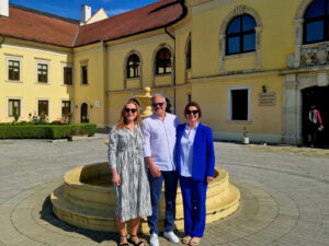 Pracownicy PANS w Głogowie przed budynkiem uczelni partnerskiej w Alba Iulia w Rumunii.