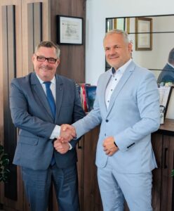 Były Ambasador Rumunii w Polsce Gabriel Bârtaș i Rektor PANS w Głogowie dr Jarosław Hermaszewski podczas spotkania w gabinecie rektorskim.