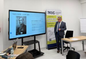 Gabriel Bârtaș prowadzi wykład historyczny w Państwowej Akademii Nauk Stosowanych w Głogowie.