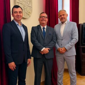 Gabriel Bârtaș, Prezydent Głogowa Rafael Rokaszewicz i Rektor PANS podczas spotkania w Urzędzie Miejskim.