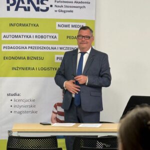 uczestniczą w spotkaniu z Gabrielem Bârtașem. Wydarzenie było okazją do poznania zagadnień związanych z historią, dyplomacją oraz współczesnymi relacjami międzynarodowymi.