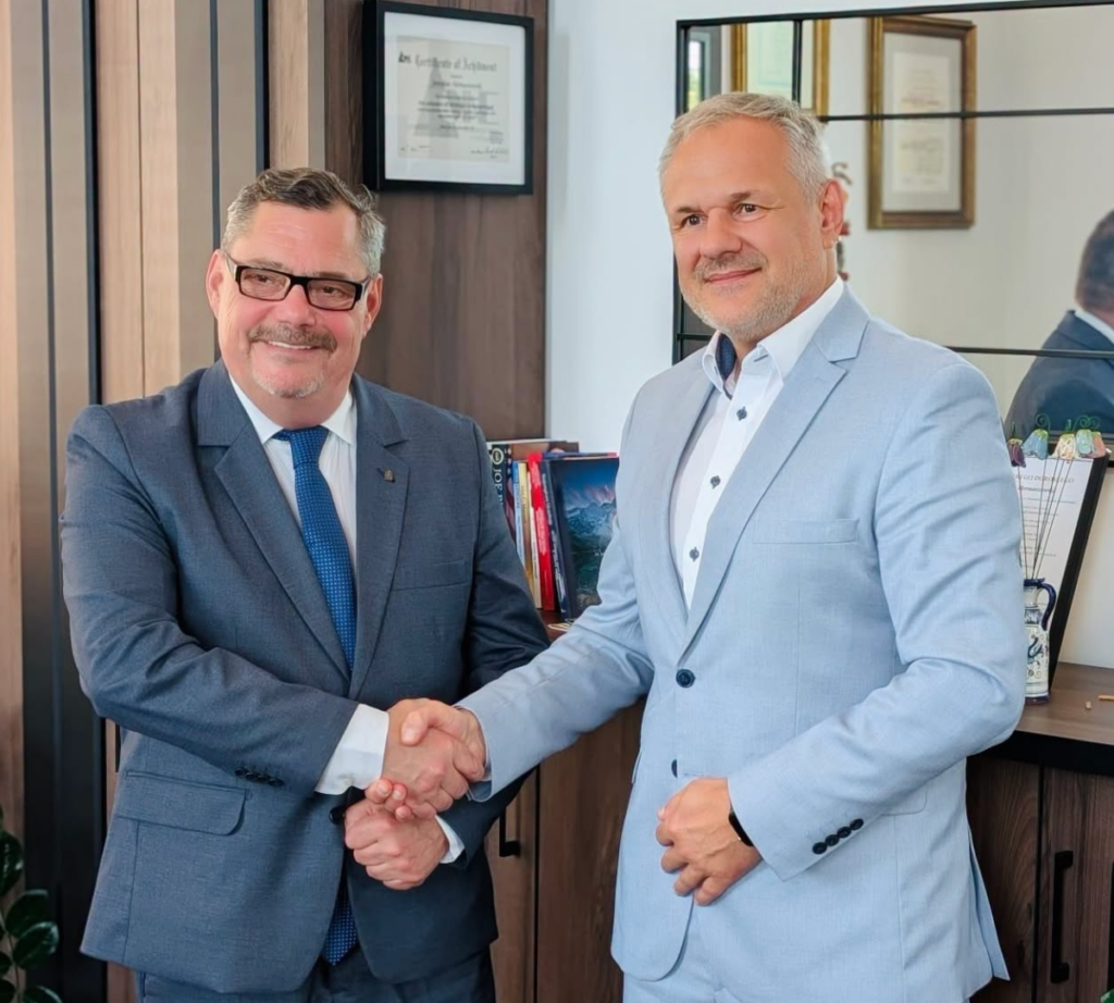 Były Ambasador Rumunii w Polsce Gabriel Bârtaș i Rektor PANS w Głogowie dr Jarosław Hermaszewski podczas spotkania w gabinecie rektorskim.