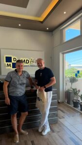 Rektor PANS w Głogowie dr Jarosław Hermaszewski podczas spotkania z przedstawicielem organizacji MD Hellas na Krecie.