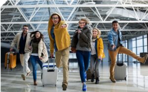 Studenci z walizkami na lotnisku