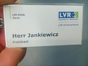 Praktyki zawodowe studenta pielęgniarstwa w Niemczech w ramach programu Erasmus+ ; identyfikator w języku niemieckim, z nazwiskiem studenta i nazwą jednostki, w której odbywa praktyki: LVR Klinik Düren