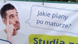 Baner reklamowy: zdjęcie studenta i studentki oraz ich rozmowa w formie dymków: Jakie plany po maturze? Odpowiedź: Studia za 0 zł w Głogowie, a na II roku wyjazd na Erasmusa. W lewym dolnym rogu Logotyp PANS w Głogowie, w prawym dolnym rogu Logotyp z flagą UE z informacją o dofinansowaniu przez Unię Europejską.