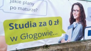 Baner reklamowy: zdjęcie studenta i studentki oraz ich rozmowa w formie dymków: Jakie plany po maturze? Odpowiedź: Studia za 0 zł w Głogowie, a na II roku wyjazd na Erasmusa. W lewym dolnym rogu Logotyp PANS w Głogowie, w prawym dolnym rogu Logotyp z flagą UE z informacją o dofinansowaniu przez Unię Europejską.
