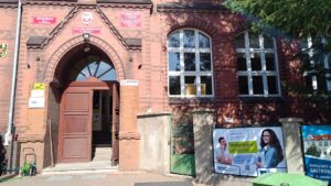 Baner reklamowy: zdjęcie studenta i studentki oraz ich rozmowa w formie dymków: Jakie plany po maturze? Odpowiedź: Studia za 0 zł w Głogowie, a na II roku wyjazd na Erasmusa. W lewym dolnym rogu Logotyp PANS w Głogowie, w prawym dolnym rogu Logotyp z flagą UE z informacją o dofinansowaniu przez Unię Europejską.