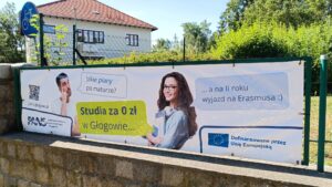 Baner reklamowy: zdjęcie studenta i studentki oraz ich rozmowa w formie dymków: Jakie plany po maturze? Odpowiedź: Studia za 0 zł w Głogowie, a na II roku wyjazd na Erasmusa. W lewym dolnym rogu Logotyp PANS w Głogowie, w prawym dolnym rogu Logotyp z flagą UE z informacją o dofinansowaniu przez Unię Europejską.